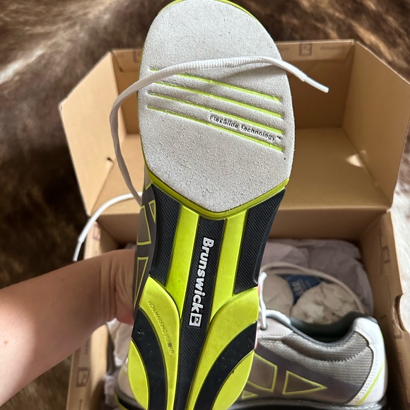 VGUC Brunswick women’s bowling shoes in size 8.5. - Picture 6 of 6